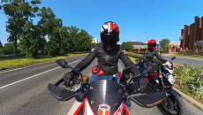 Motocyklowe strategie uliczne – poznajcie nasze patenty na bezpieczną jazdę w mieście i poza nim! [film]