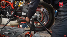 Wymiana napędu w Ducati Hypermotard 939 – a jednak też jest inaczej niż w Japończyku – zobaczcie to! [film]