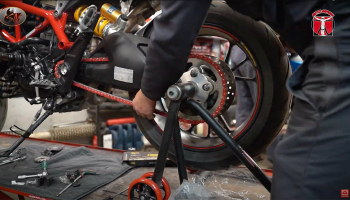 Wymiana napędu w Ducati Hypermotard 939 – a jednak też jest inaczej niż w Japończyku – zobaczcie to! [film]